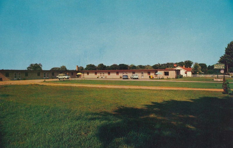 Lincoln Lawns Motel (Lincoln Lawns Motel Apartments) - Vintage Postcard (newer photo)